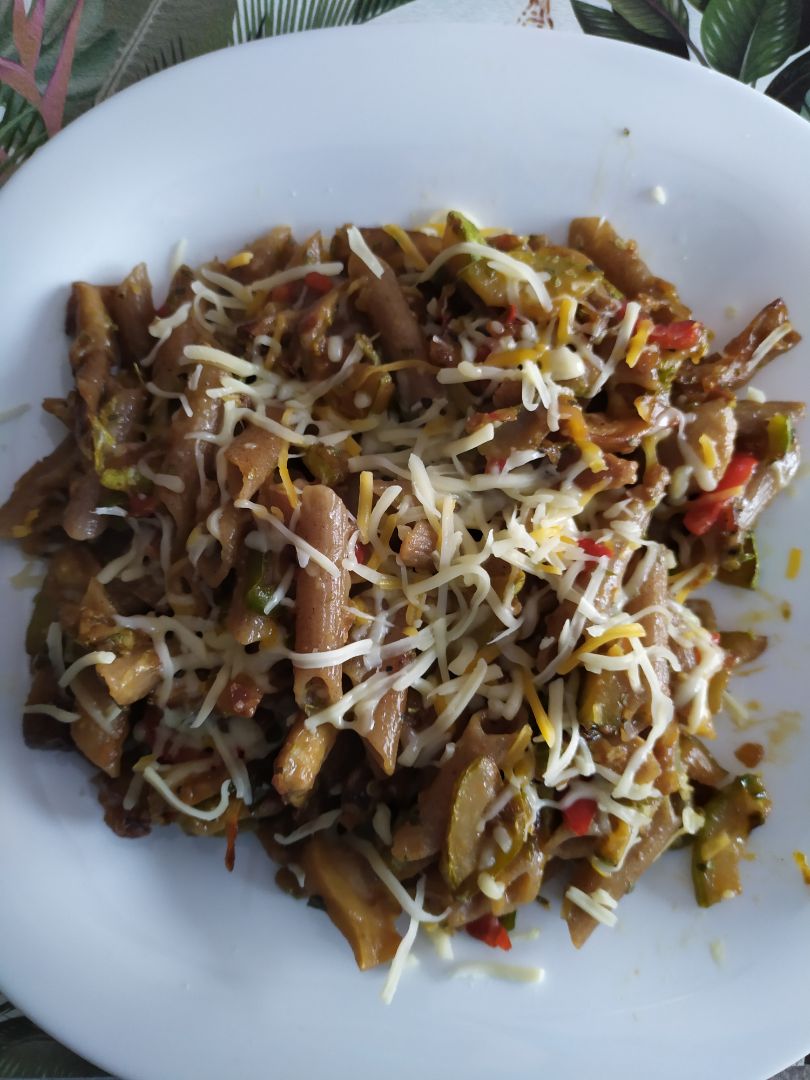 Macarrones con setas y calabacín