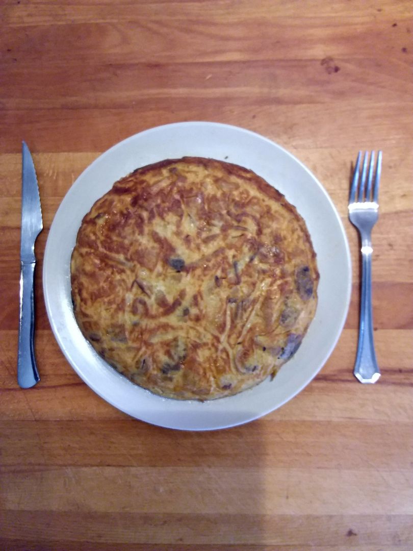 Tortilla de patatas con cebolla, champiñones y pimentón dulce