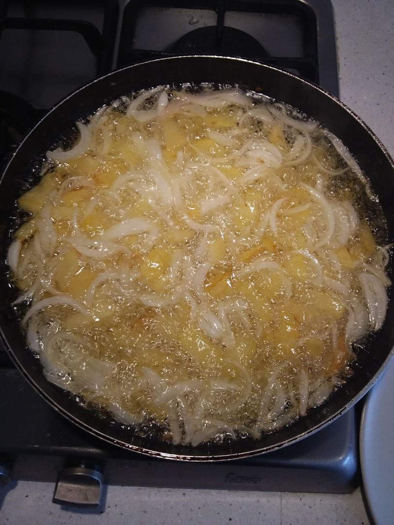 Tortilla de patatas con cebolla, champiñones y pimentón dulce Paso 0