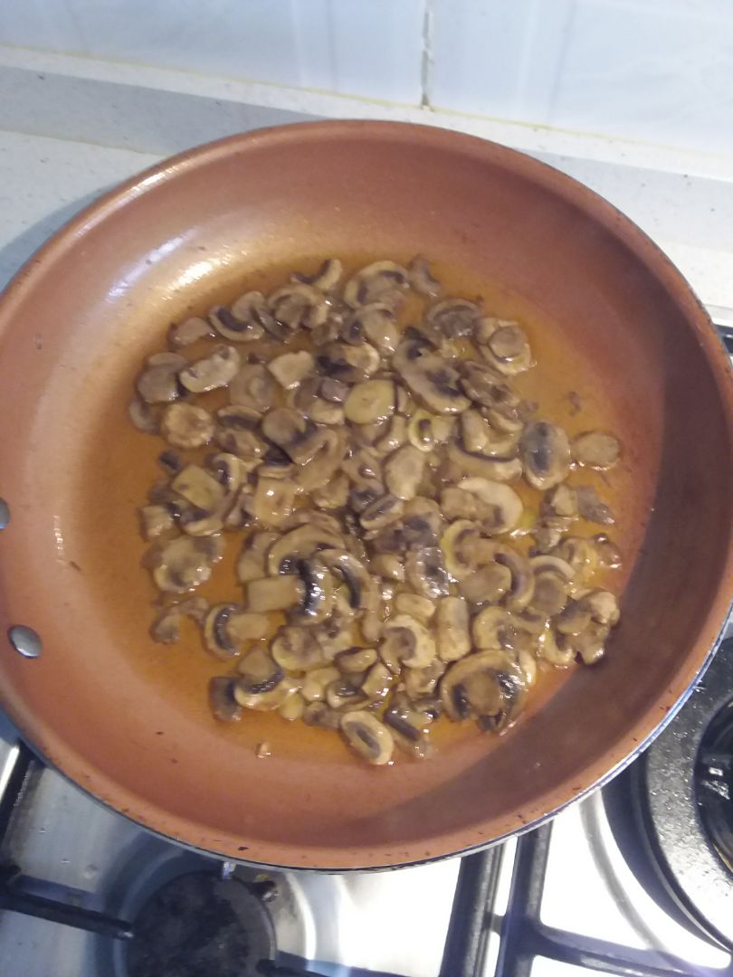 Tortilla de patatas con cebolla, champiñones y pimentón dulce Paso 1