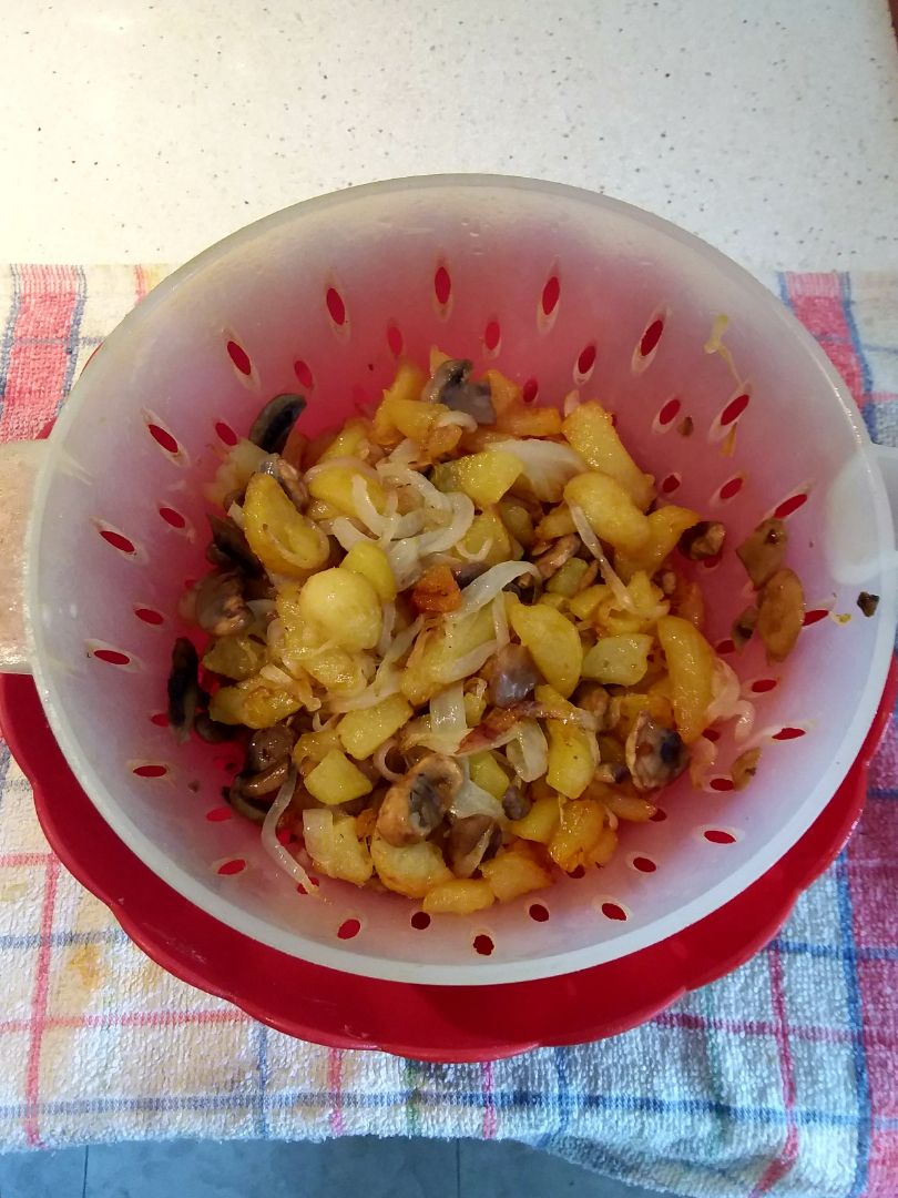 Tortilla de patatas con cebolla, champiñones y pimentón dulce Paso 2