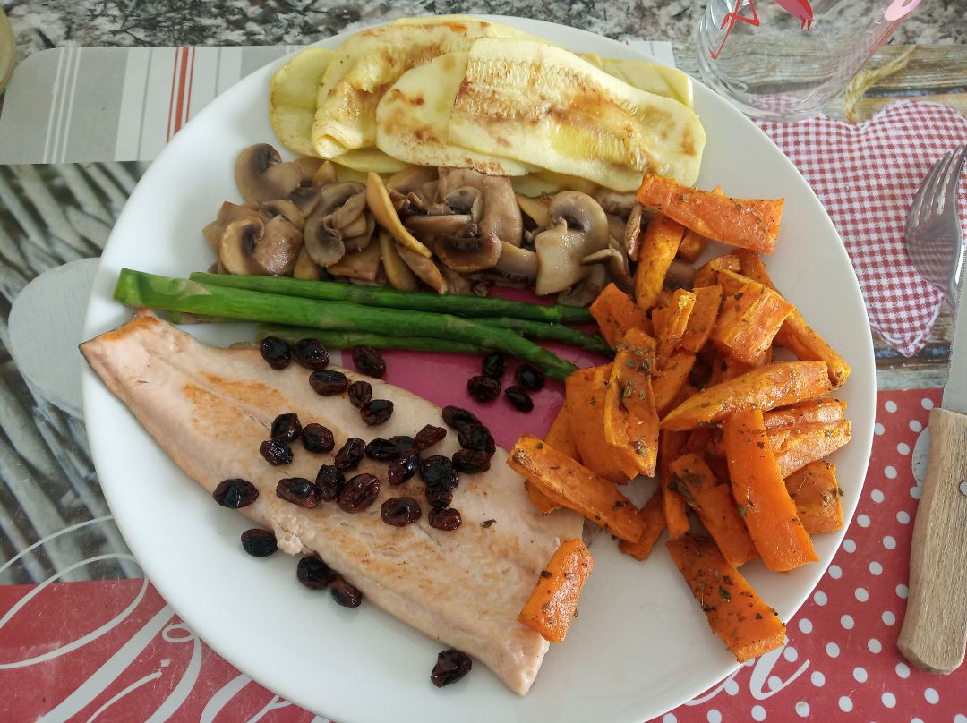 Trucha con boniato al horno y verduras a la plancha