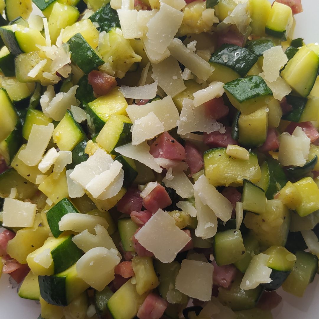 Calabacín salteado con jamón, ajo, parmesano y pimienta Calabacín salteado con jamón, ajo, parmesano y pimienta