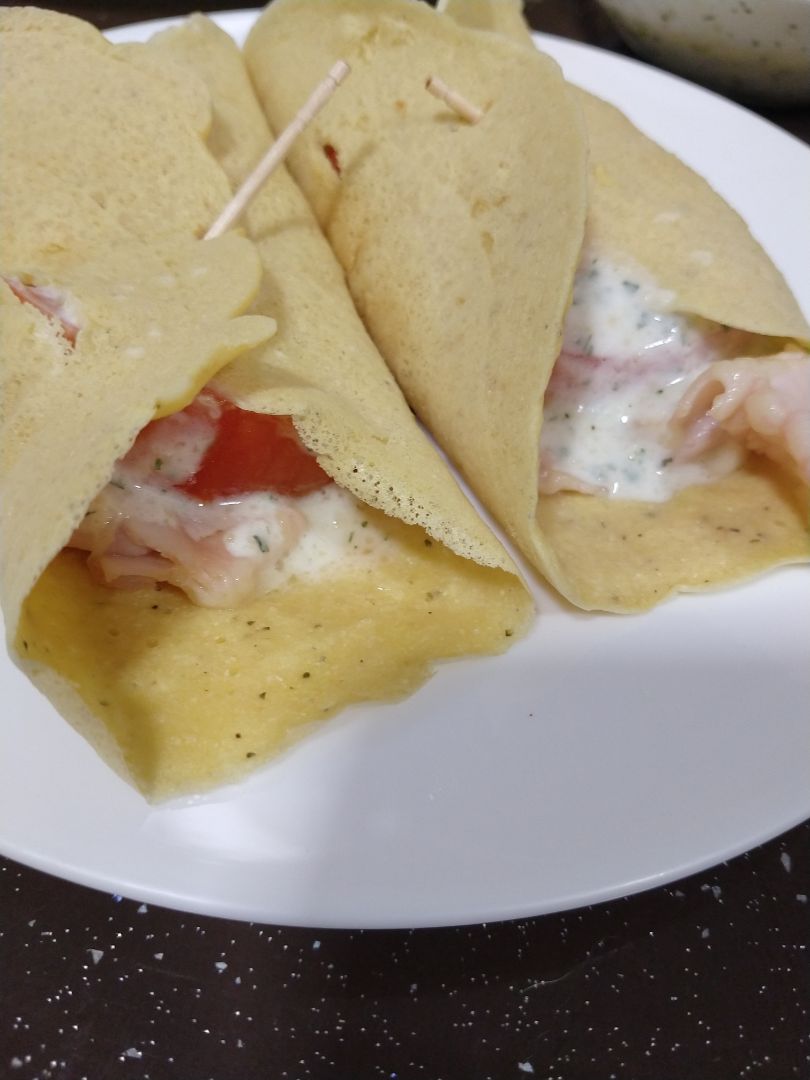 Wrap de harina de garbanzo con pavo, queso emmental, tomate y salsa de yogur Wrap de harina de garbanzo con pavo, queso emmental, tomate y salsa de yogur