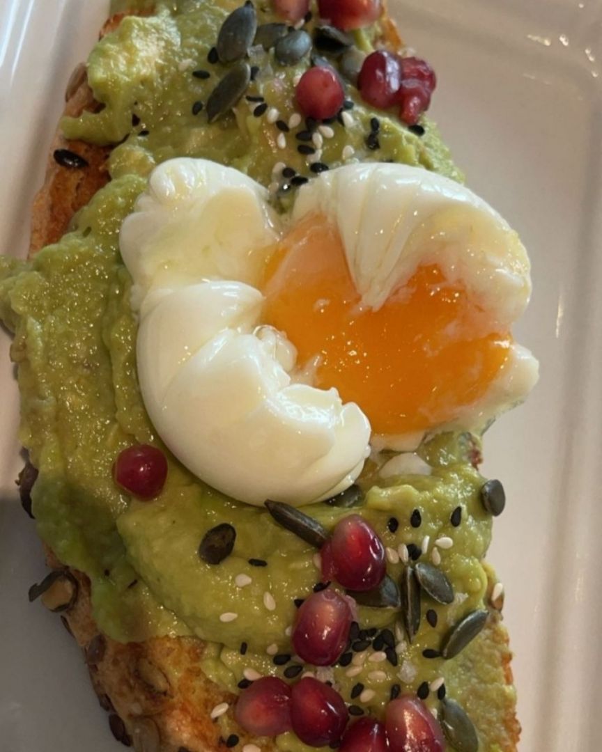 Tostada de aguacate y huevo. Decorada con semillas, pupas de calabaza y granada 🤗
