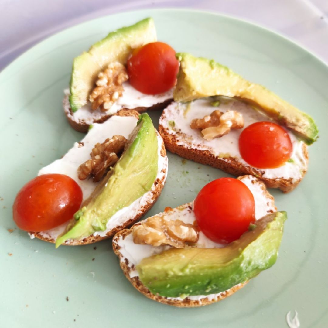 Tostadas de queso y aguacate