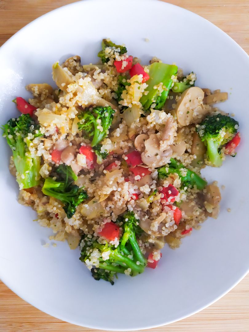 Quinoa con brócoli y muchas más verduras Quinoa con brócoli y muchas más verduras