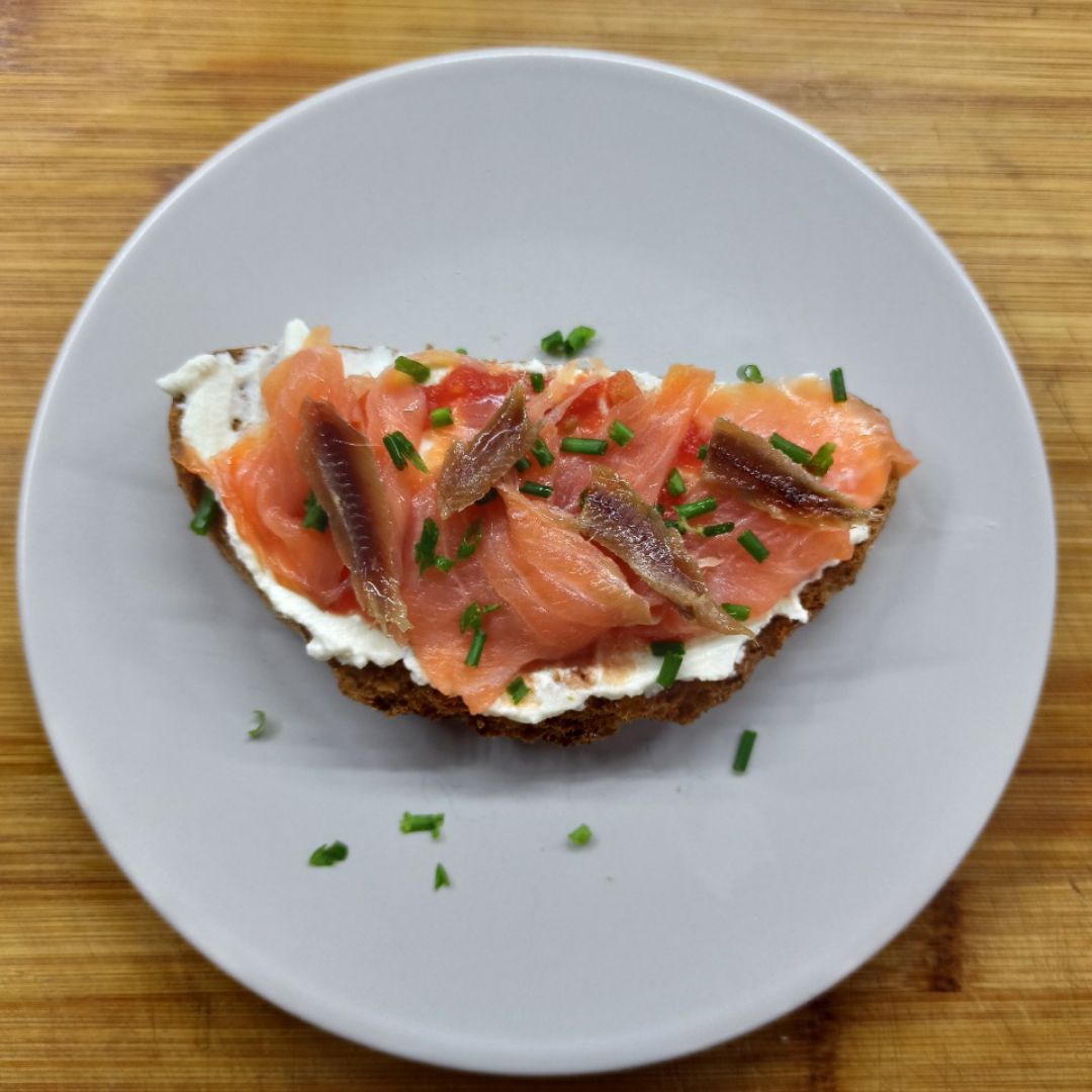 Tostada de salmón ahumado y ricotta