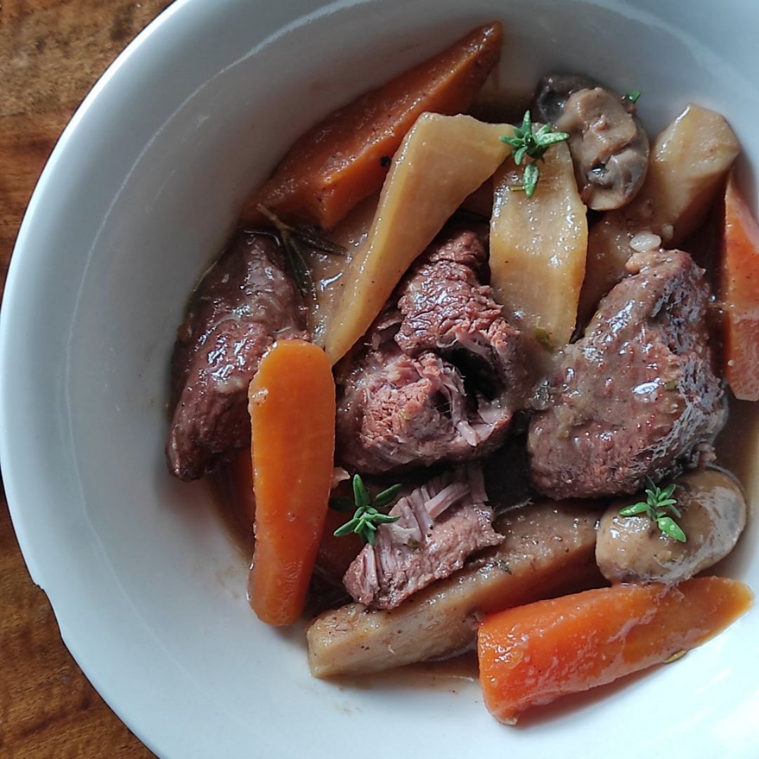 GUISO DE TERNERA CON CHIRIVIA, ZANAHORIA Y CHAMPIÑONES GUISO DE TERNERA CON CHIRIVIA, ZANAHORIA Y CHAMPIÑONES
