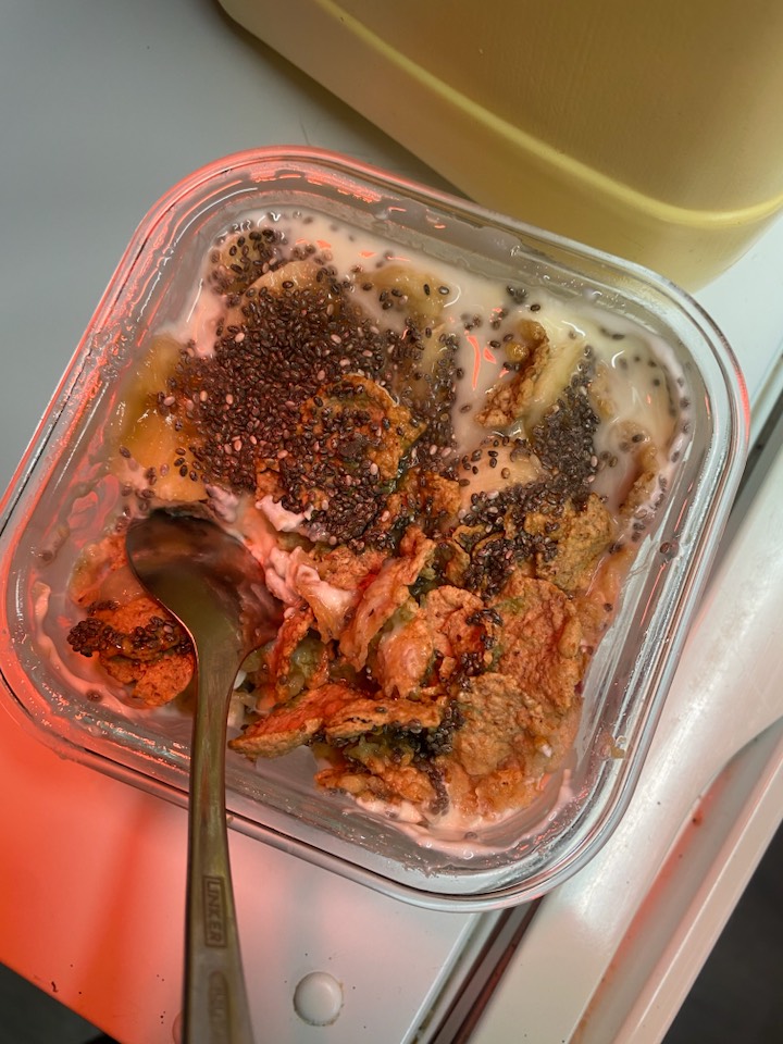 Yogur griego ,medio plátano,cereales integrales y miel