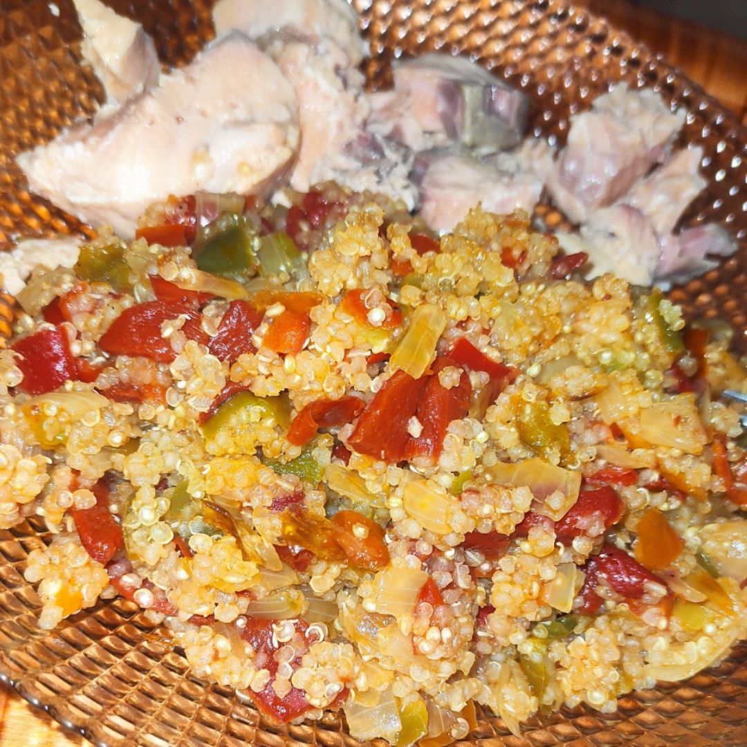 QUINOA CON PIQUILLOS Y SALMÓN EN CONSERVA 