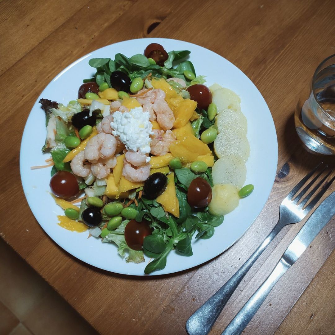 Ensalada verde de mango y gambas con queso cottage Ensalada verde de mango y gambas con queso cottage