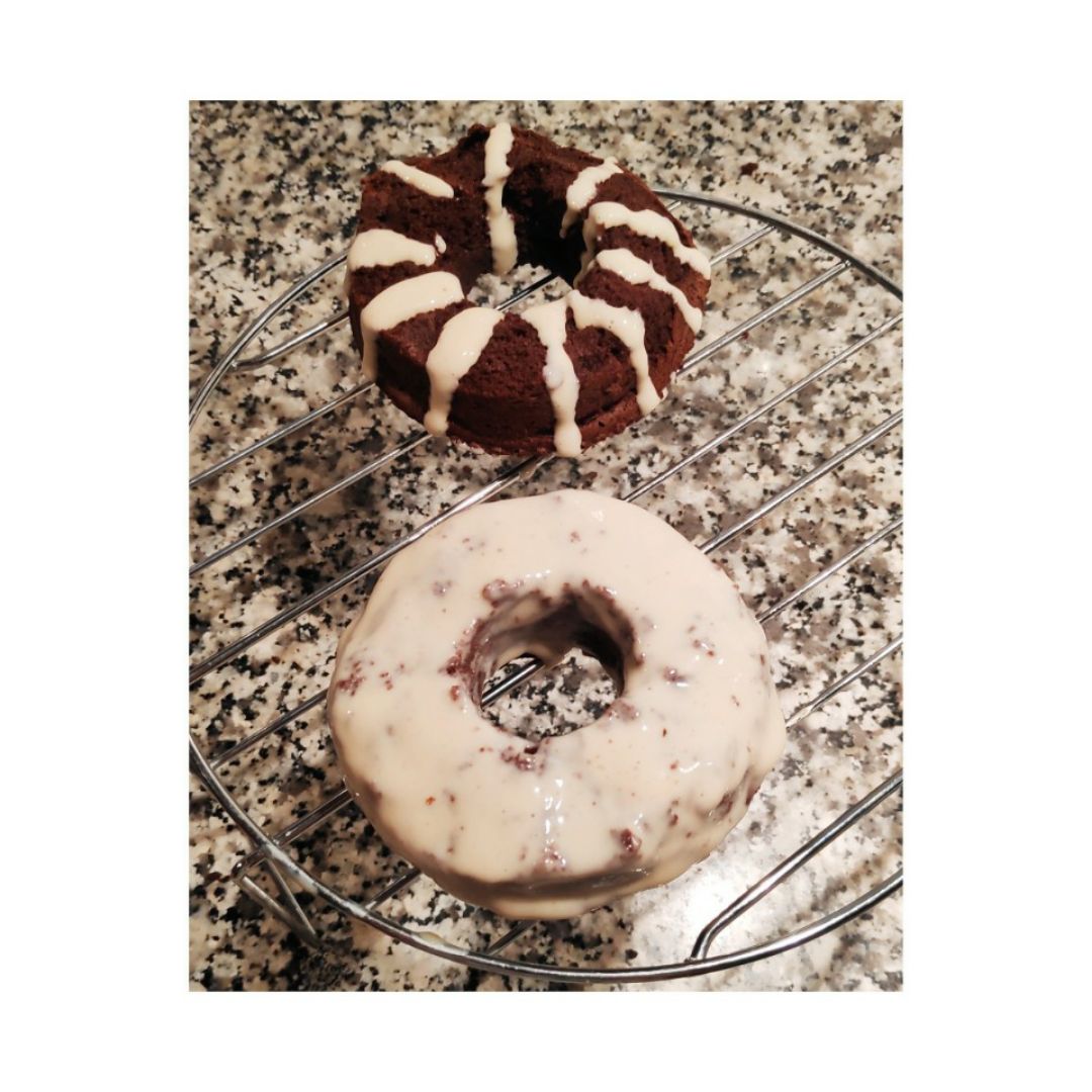 Donuts bañados en chocolate blanco Donuts bañados en chocolate blanco