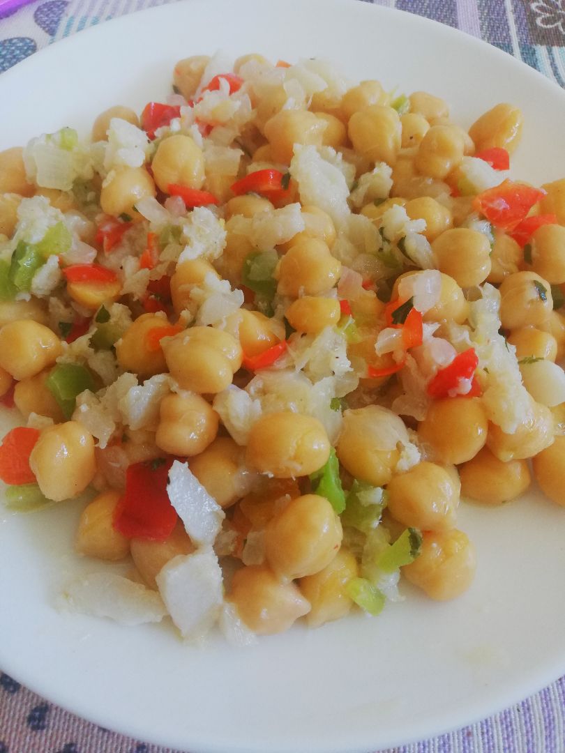 Esqueixada de bacalao y garbanzos Esqueixada de bacalao y garbanzos