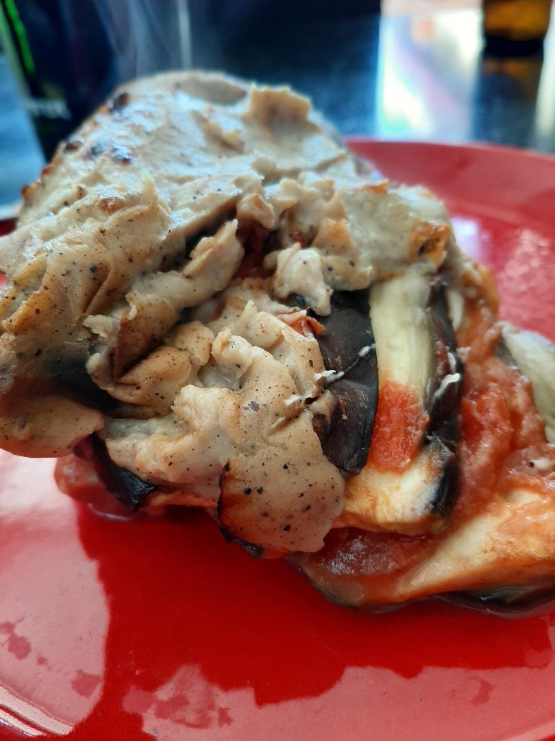 Berenjena rellena de mozarella y tomate bañada con bechamel de coliflor Berenjena rellena de mozarella y tomate bañada con bechamel de coliflor