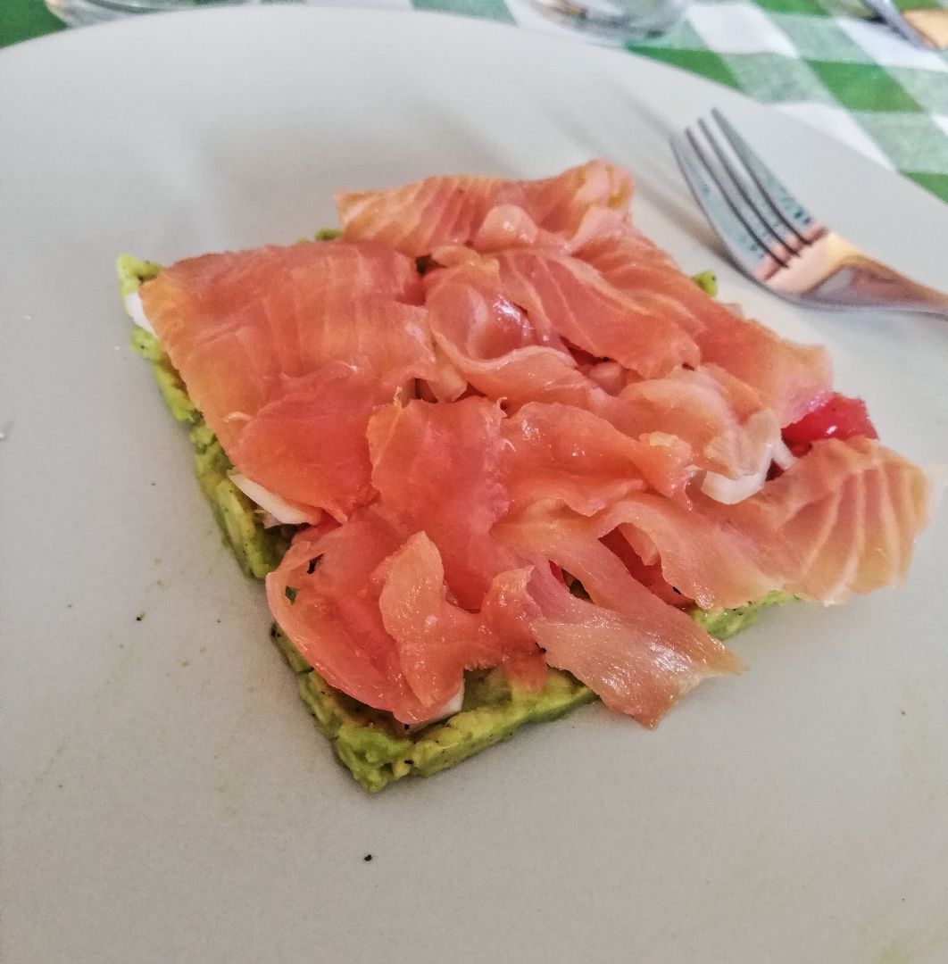 Tartar de salmón y aguacate Tartar de salmón y aguacate