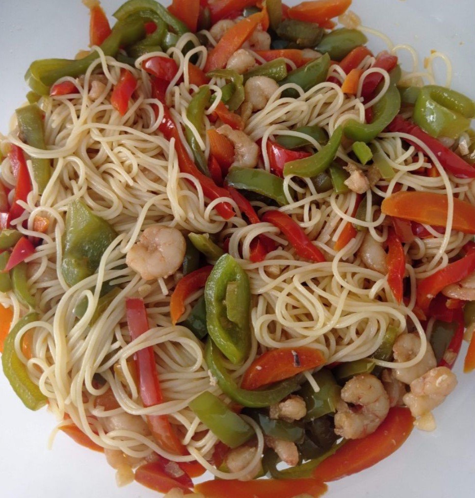 Fideos chinos salteados con pimientos y gambas Fideos chinos salteados con pimientos y gambas