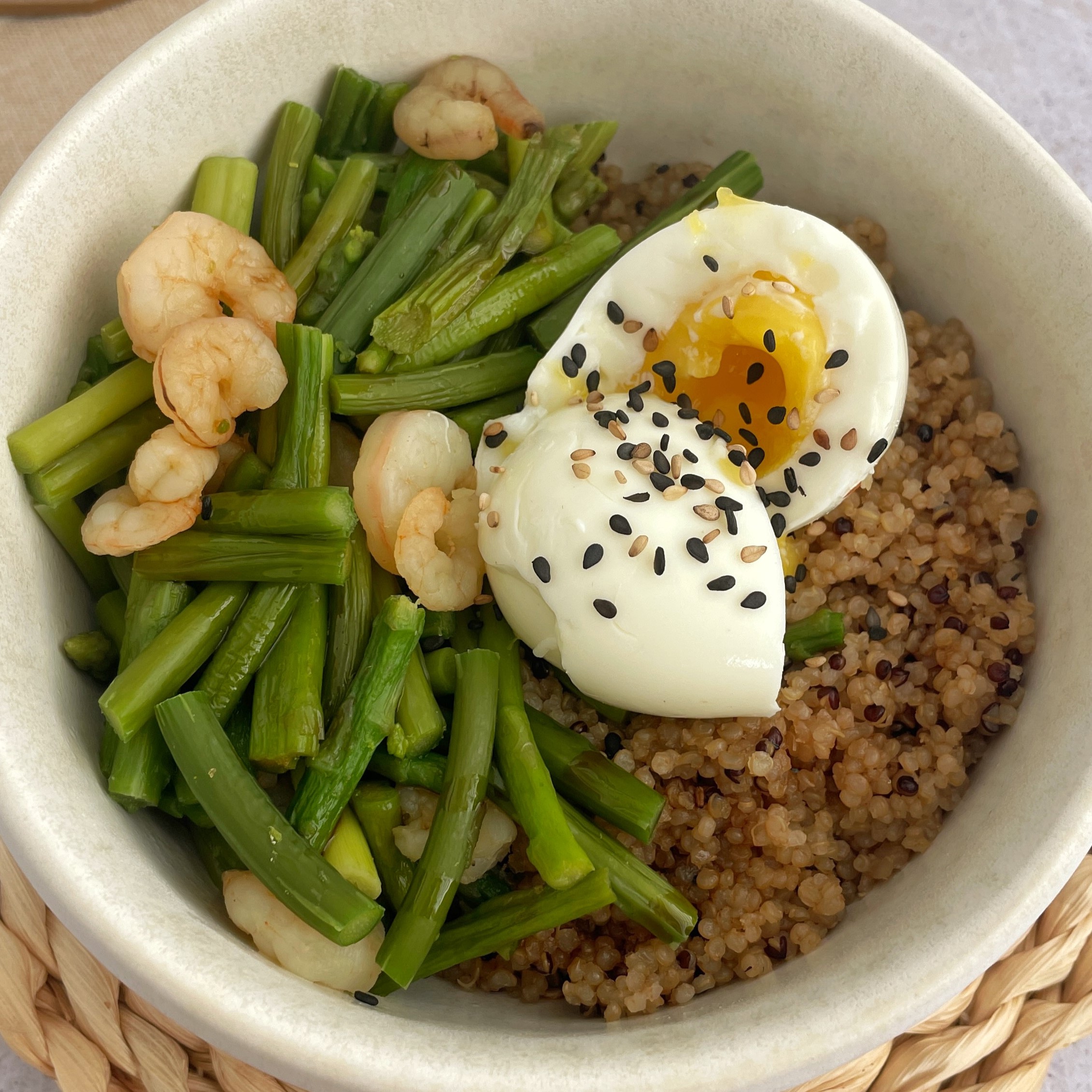 Quinoa con judías verdes, gambas y huevo duro