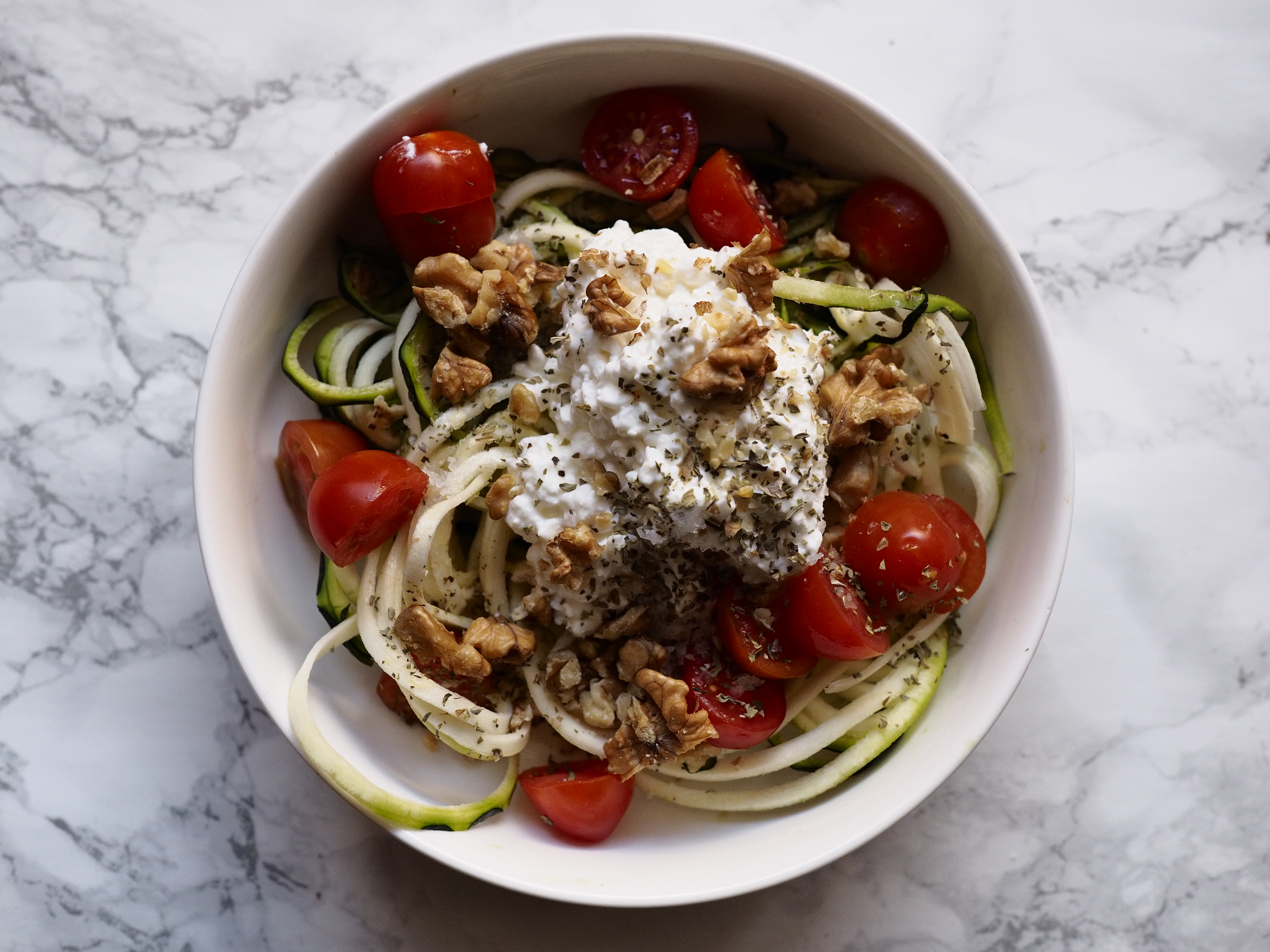 Zoodles de calabacín con tomate, nueces y queso