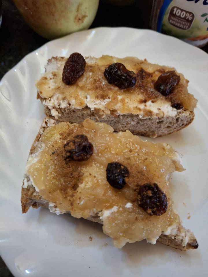 Tostadas de manzana asada y queso crema.