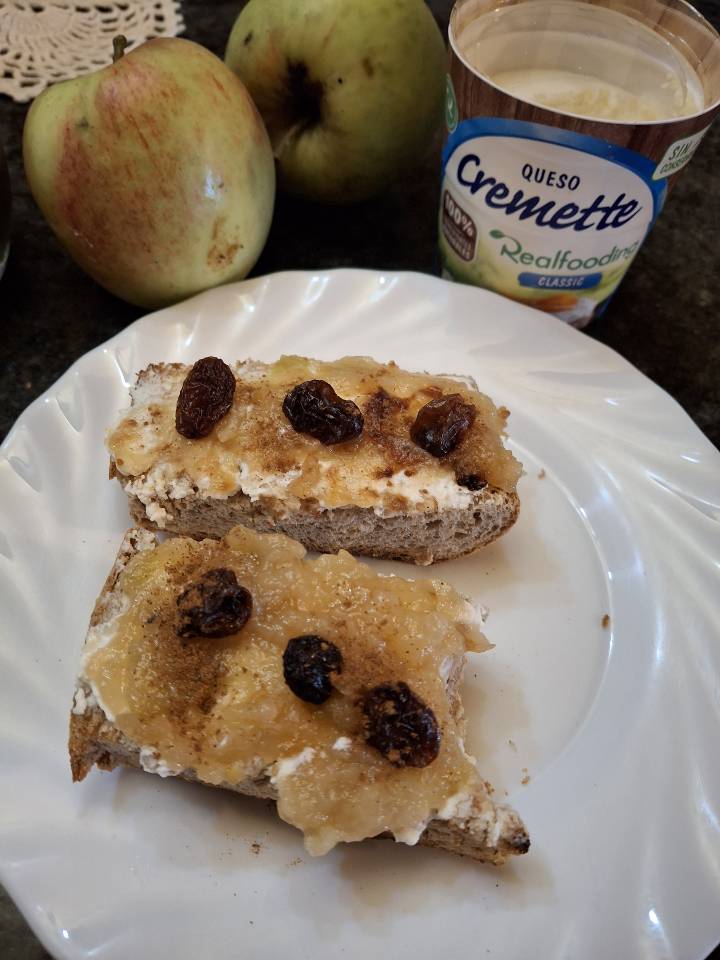 Tostadas de manzana asada y queso crema.