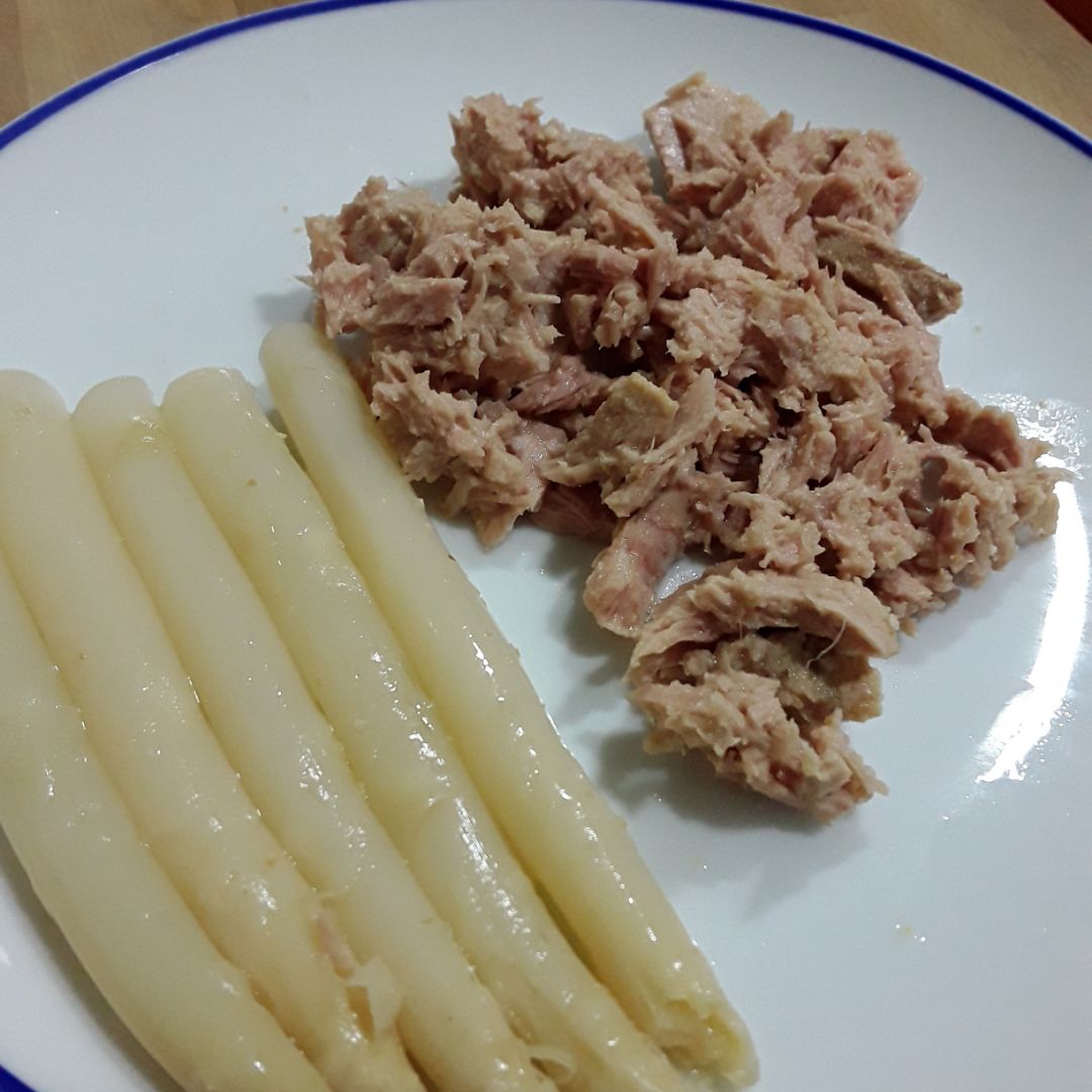 Atún al natural con espárragos blancos Atún al natural con espárragos blancos