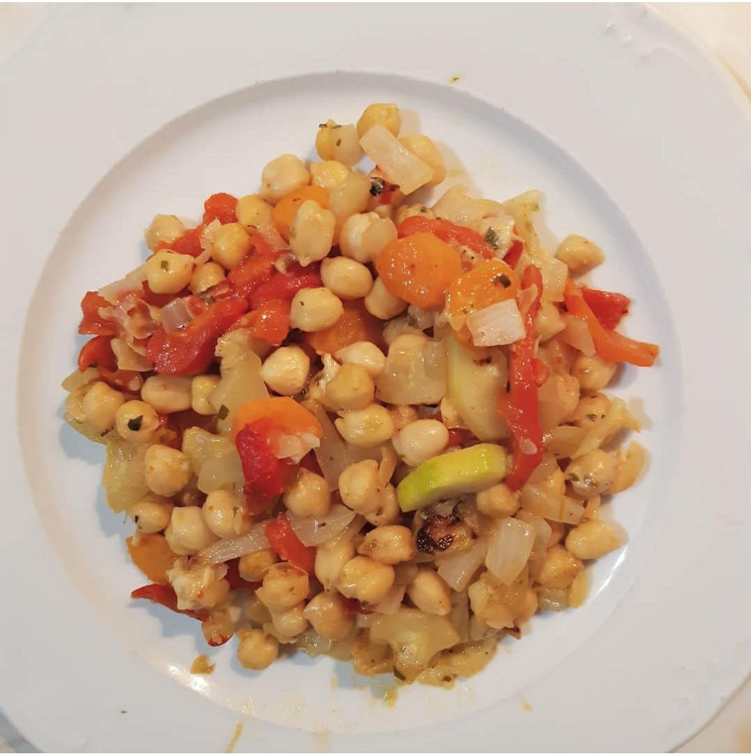 Garbanzos salteados con verduras Garbanzos salteados con verduras