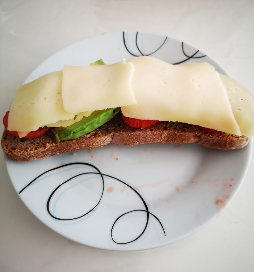 Tostada de tomate, aguacate y queso Tostada de tomate, aguacate y queso