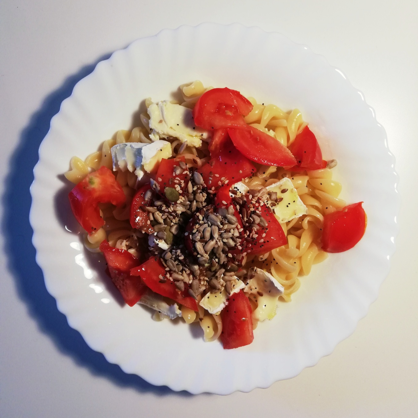 Hélices de lenteja roja con tomate natural y queso Hélices de lenteja roja con tomate natural y queso