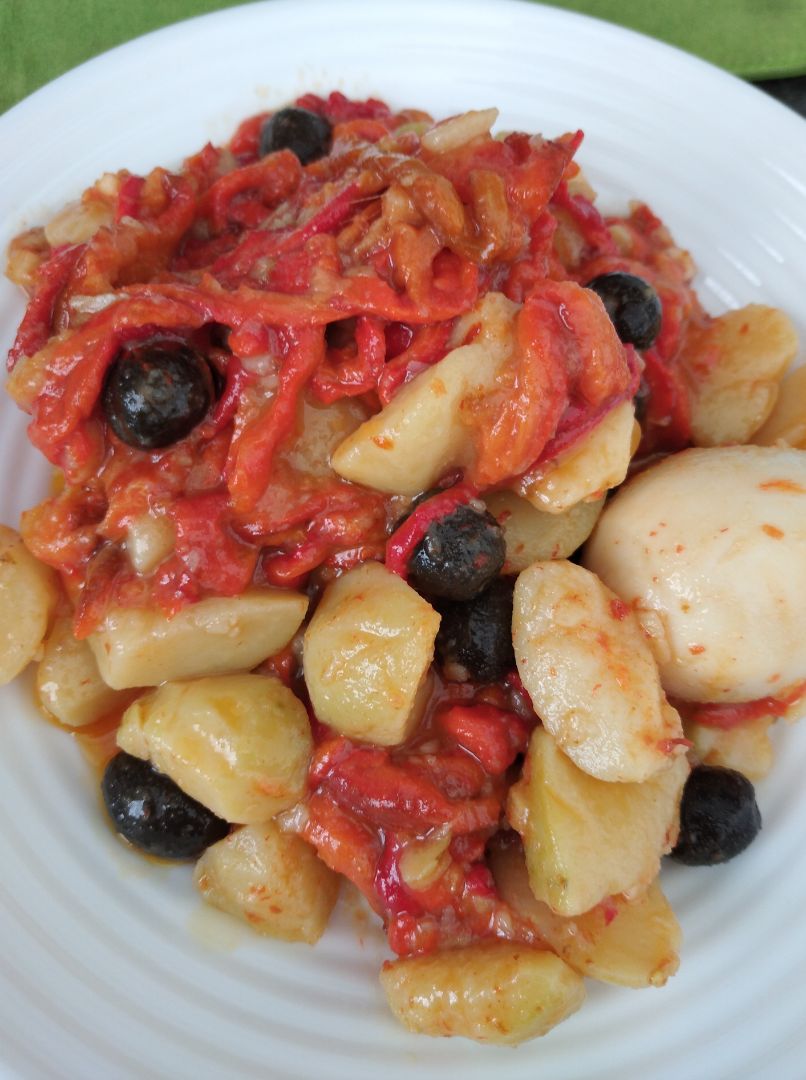 Ensalada de patata prebiótica y pimientos asados con huevo duro Ensalada de patata prebiótica y pimientos asados con huevo duro