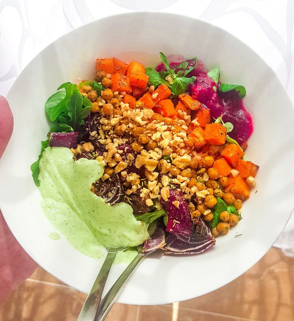 🥗Ensalada de espinacas y canónigos🌱 con batata y cebolla roja asadas y salsa de queso de cabra🐐🧀🍽 🥗Ensalada de espinacas y canónigos🌱 con batata y cebolla roja asadas y salsa de queso de cabra🐐🧀🍽
