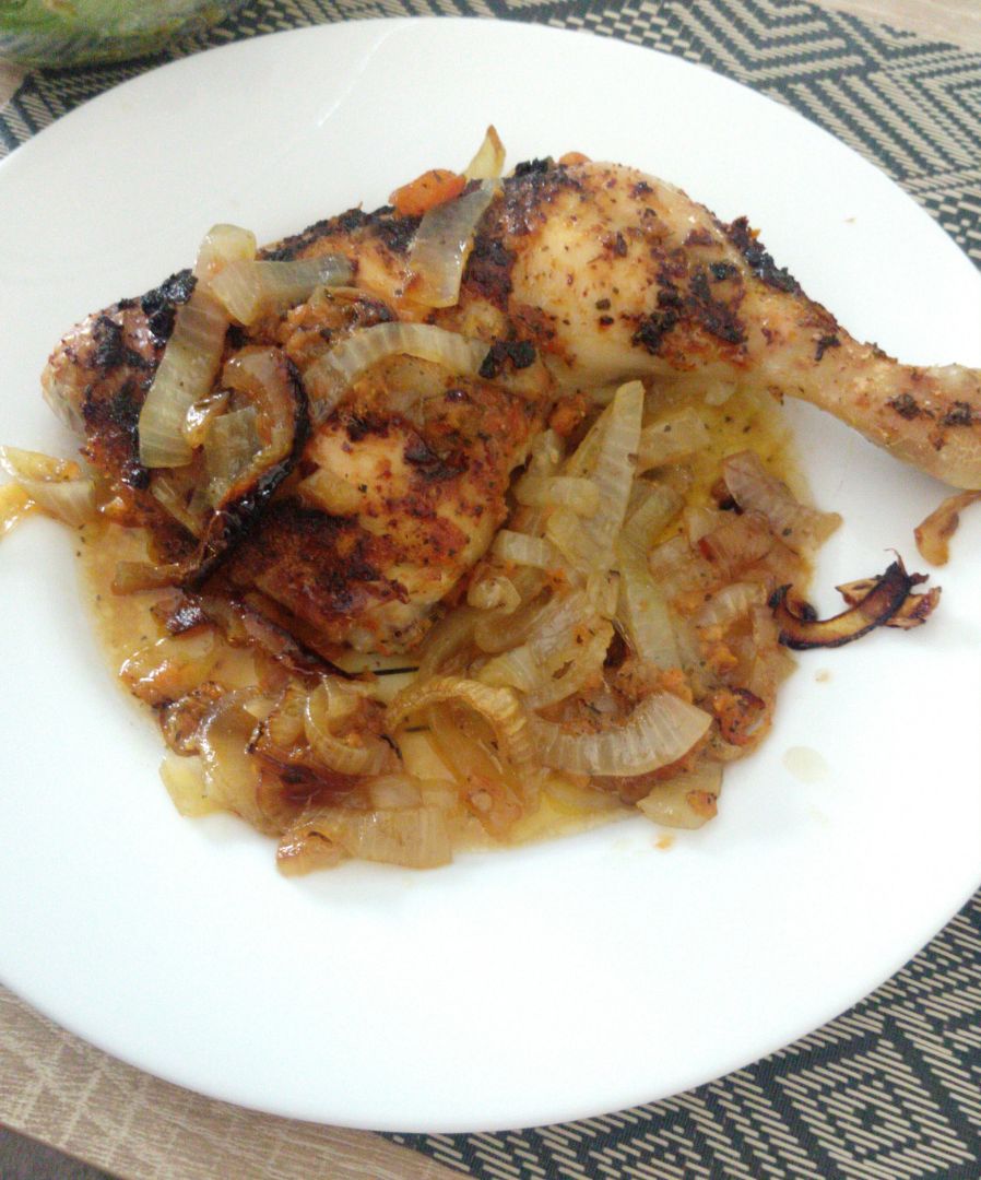 Pollo asado con tomate especiado y cebolla Pollo asado con tomate especiado y cebolla