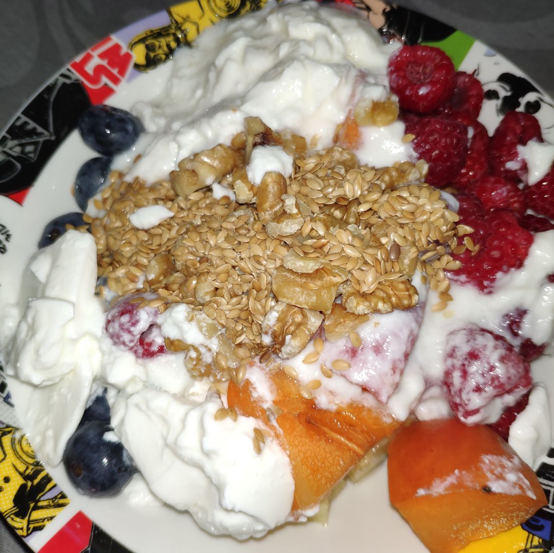 Kéfir con frutos rojos y frutos secos Kéfir con frutos rojos y frutos secos