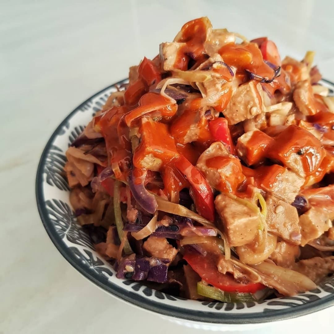 Wok de Tempeh con fideos de arroz Wok de Tempeh con fideos de arroz