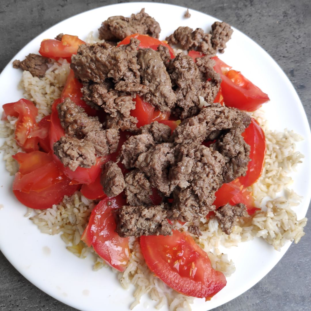 Carne con arroz y tomate Carne con arroz y tomate