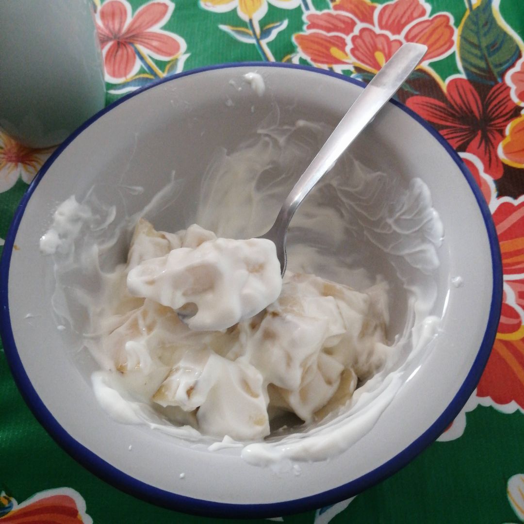 Pera con yogur griego