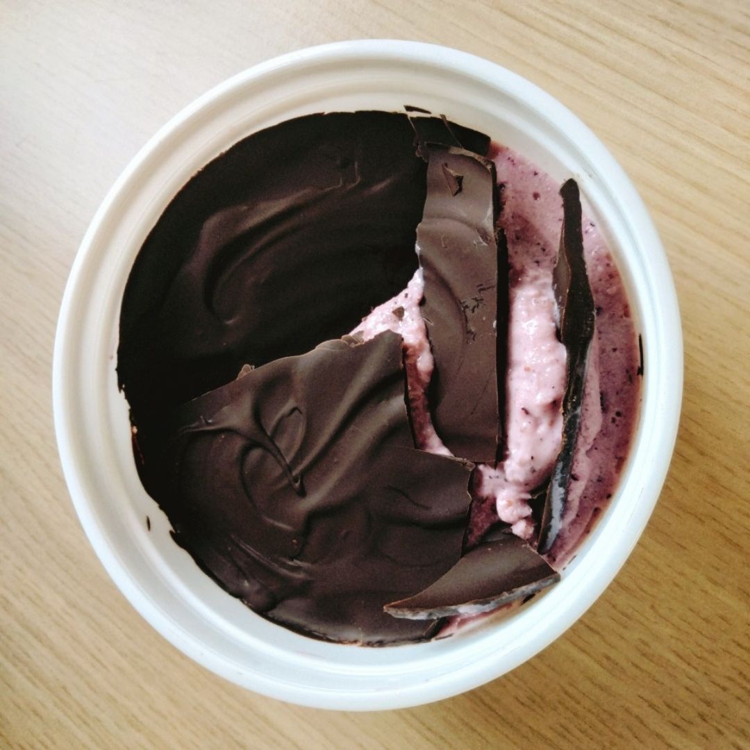 Helado con chocolate crujiente 🍓🍫