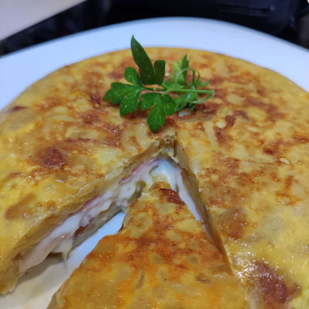 Tortilla rellena de jamón York y queso