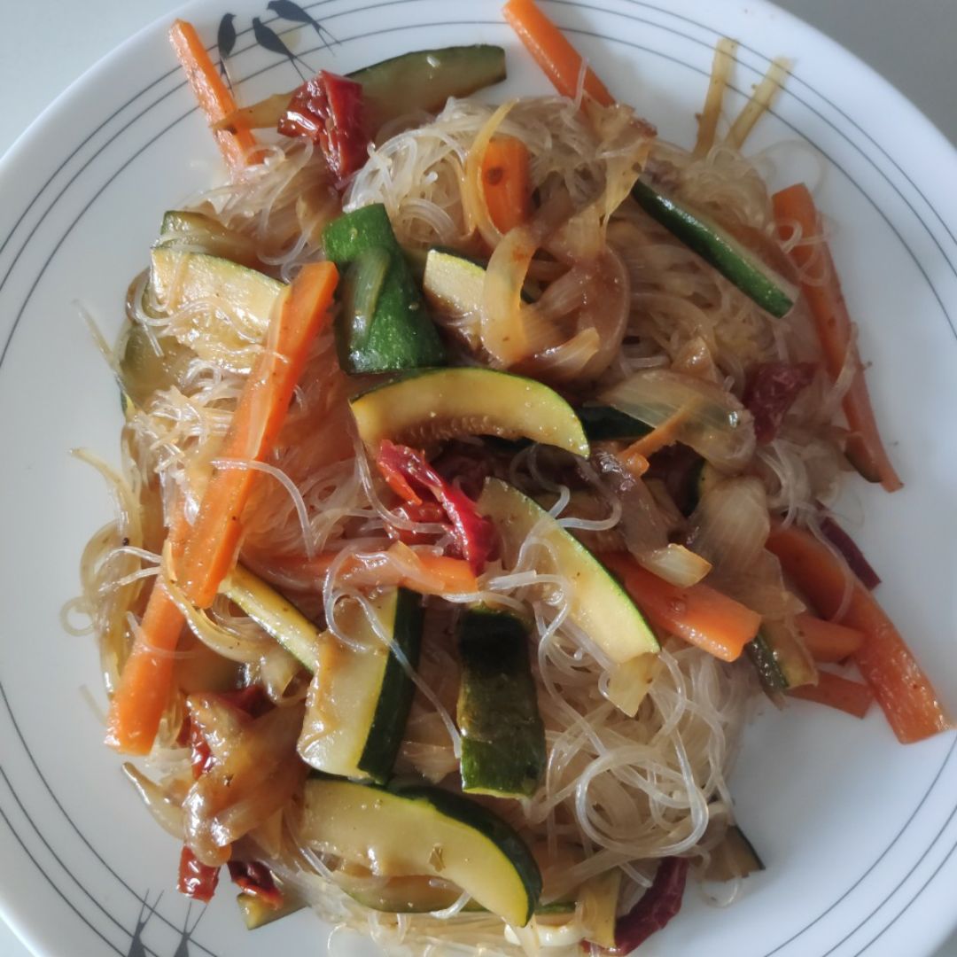 Fideos de guisantes con verduras Fideos de guisantes con verduras