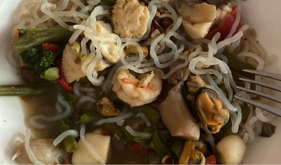 Pasta konjac con verduras y marisco