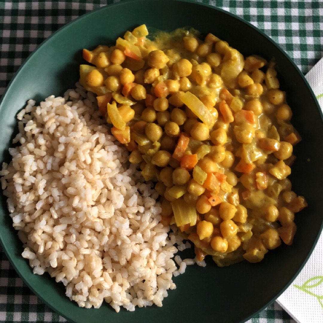 Arroz integral con curry de garbanzos