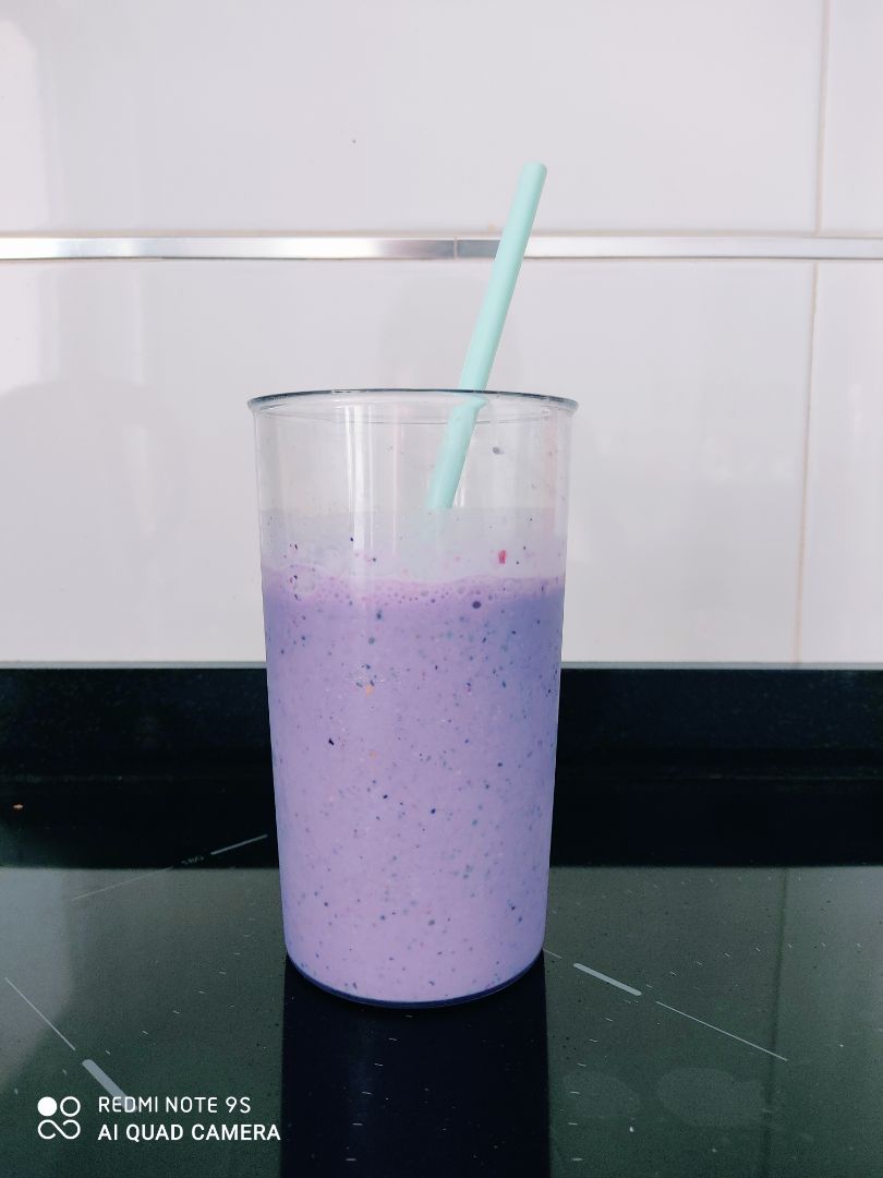 Batido de frutos rojos con cereales Batido de frutos rojos con cereales