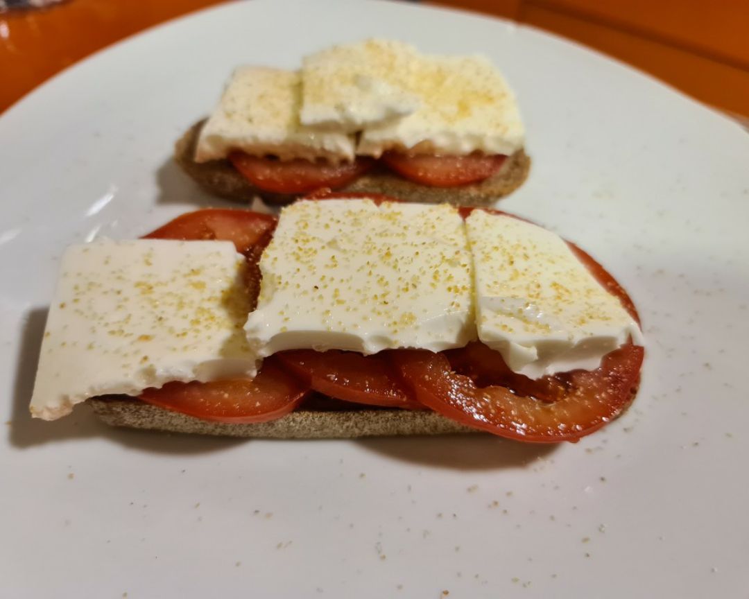 Tostada de tomate y queso fresco Tostada de tomate y queso fresco