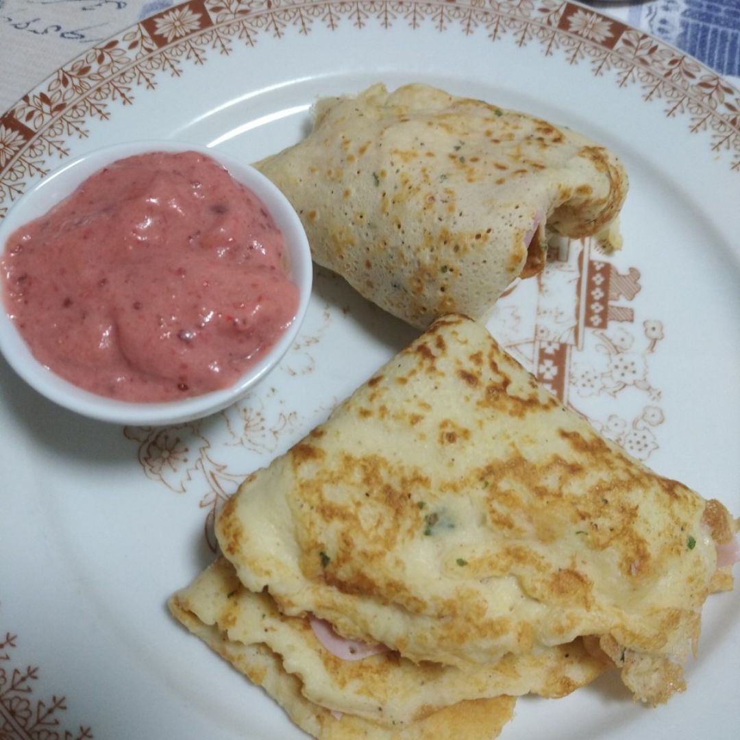 Crepes de jamón y queso con salsa de frambuesas Crepes de jamón y queso con salsa de frambuesas