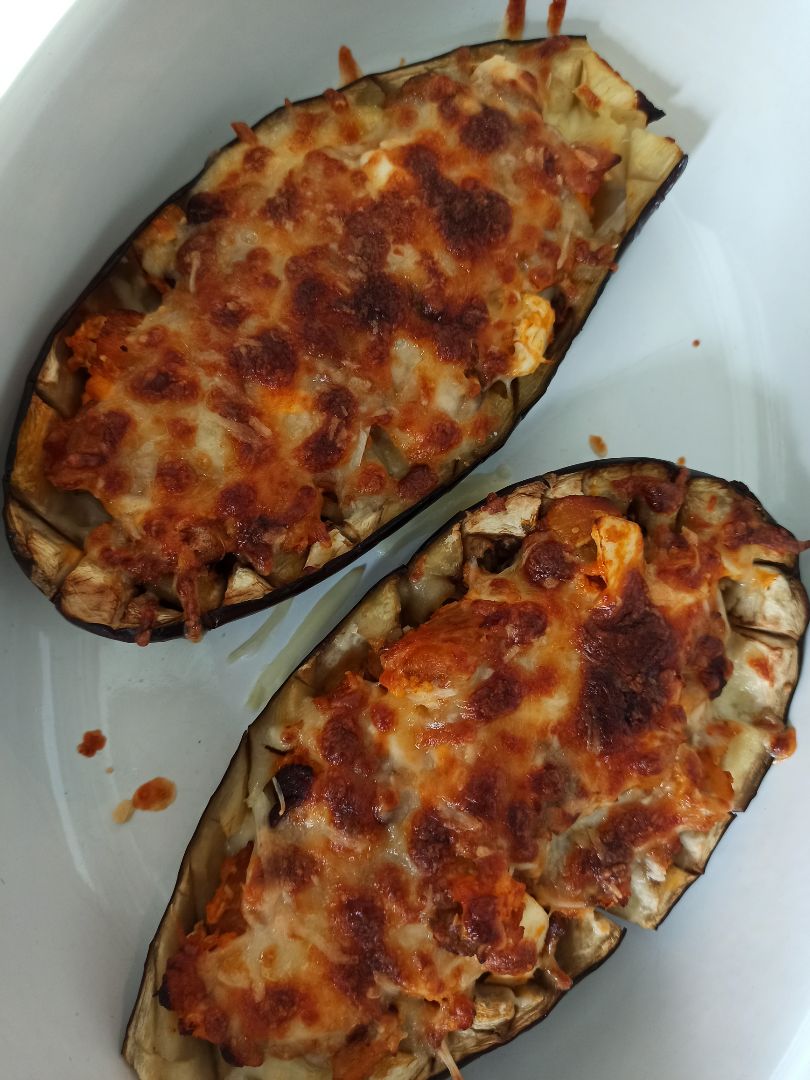 Berenjena gratinada rellena de atún y huevo Berenjena gratinada rellena de atún y huevo