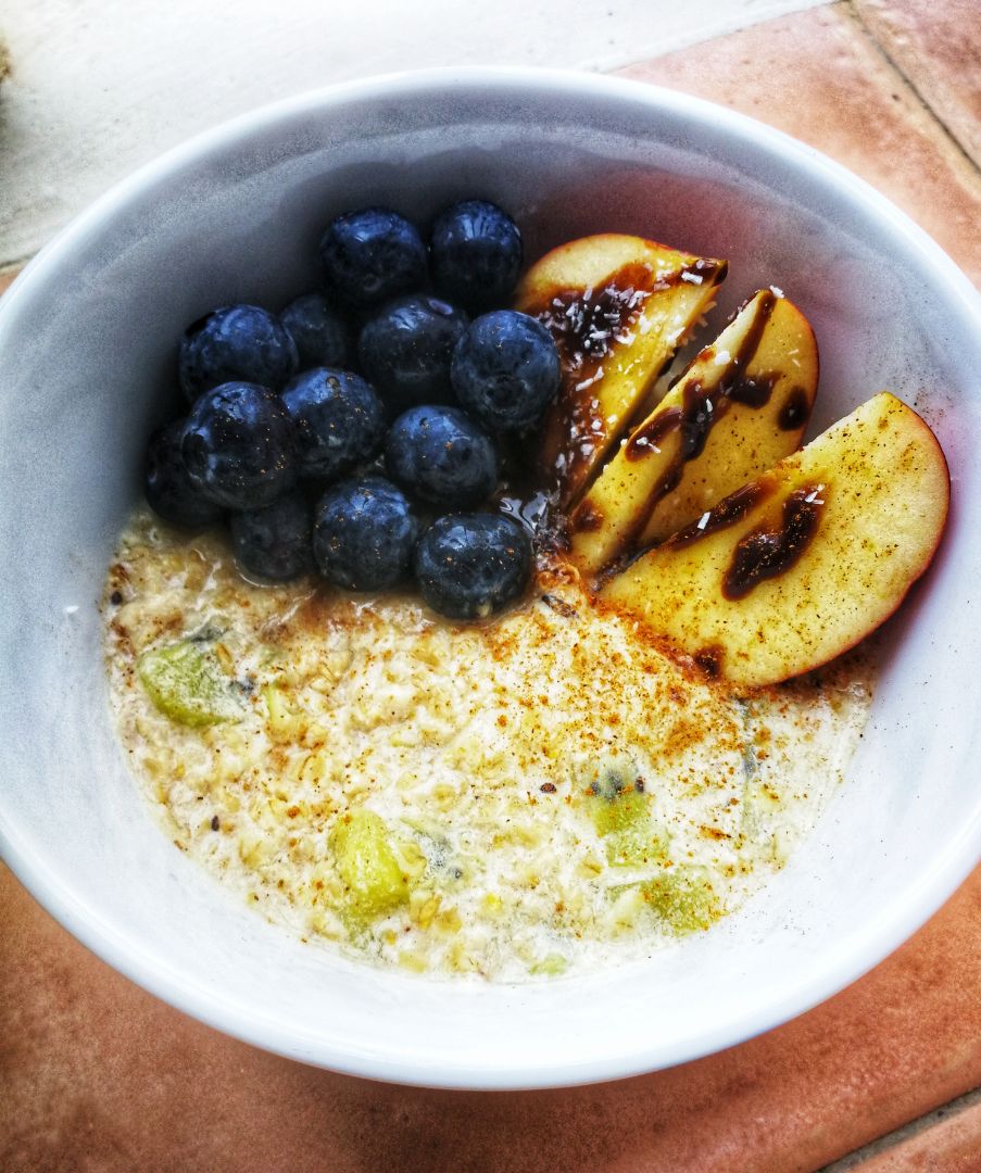 Gachas de avena con kiwi, manzana y arándanos 