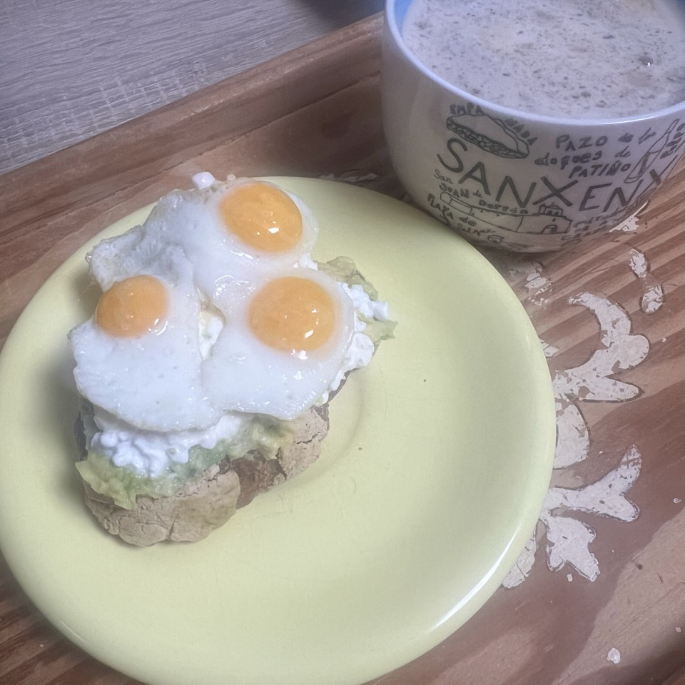 Tosta de trigo sarraceno aguacate, cottage y huevos de codorniz