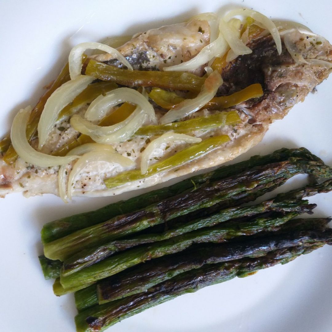Dorada con verduras a la parrilla. Dorada con verduras a la parrilla.