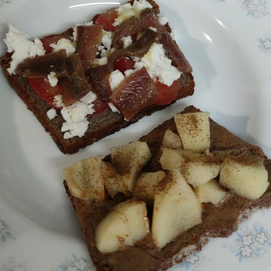Tostadas de manzana y anchoas. Tostadas de manzana y anchoas.