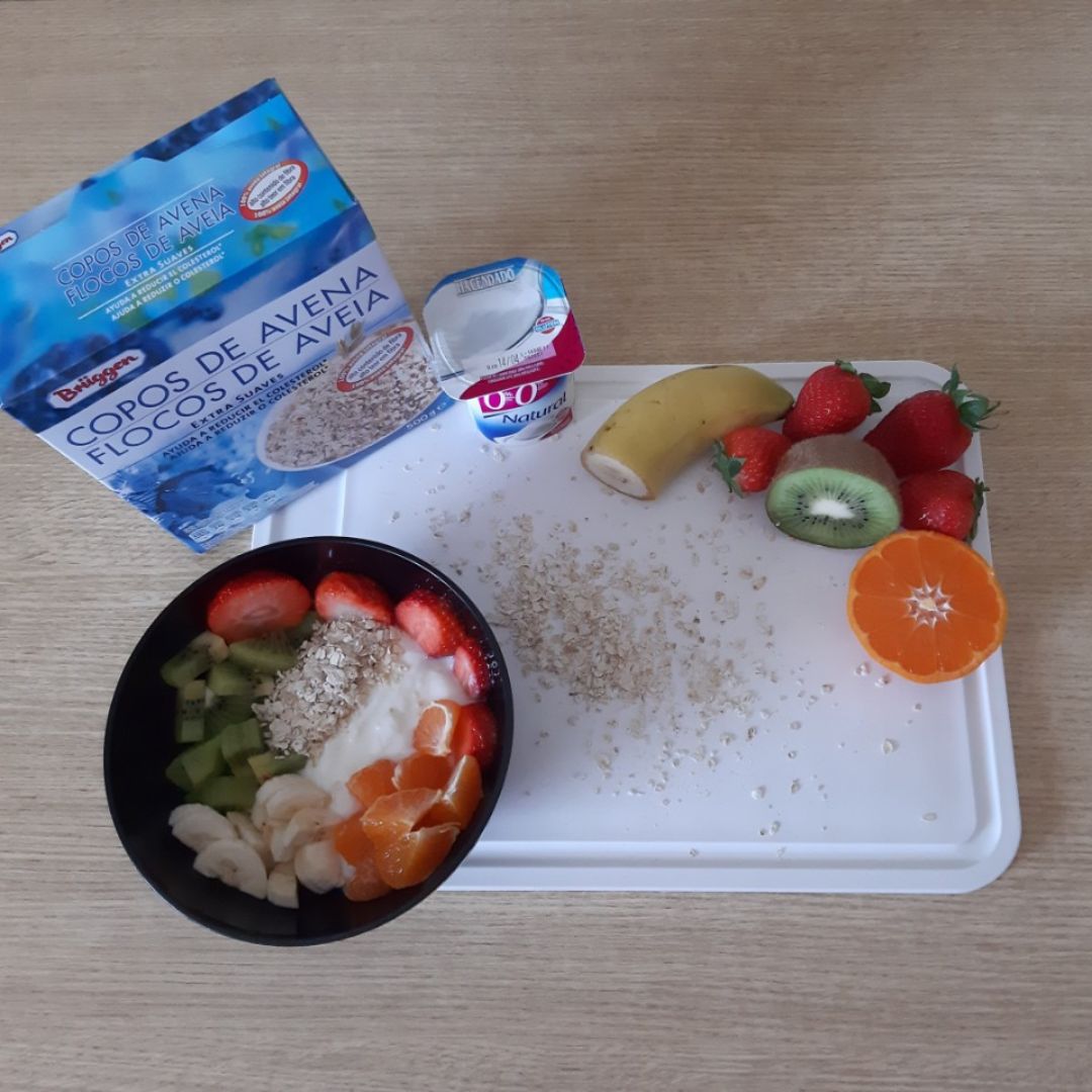 Yogurt con avena y frutas Yogurt con avena y frutas